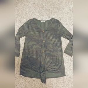 Boutique First Love ribbed camo top with tie bottom womens size Large nwot